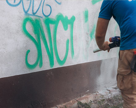 Ciśnienowe czyszczenie graffiti