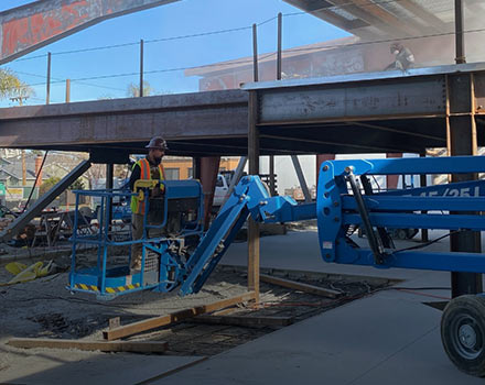 Ciśnieniowe czyszczenie konstrukcji metalowych